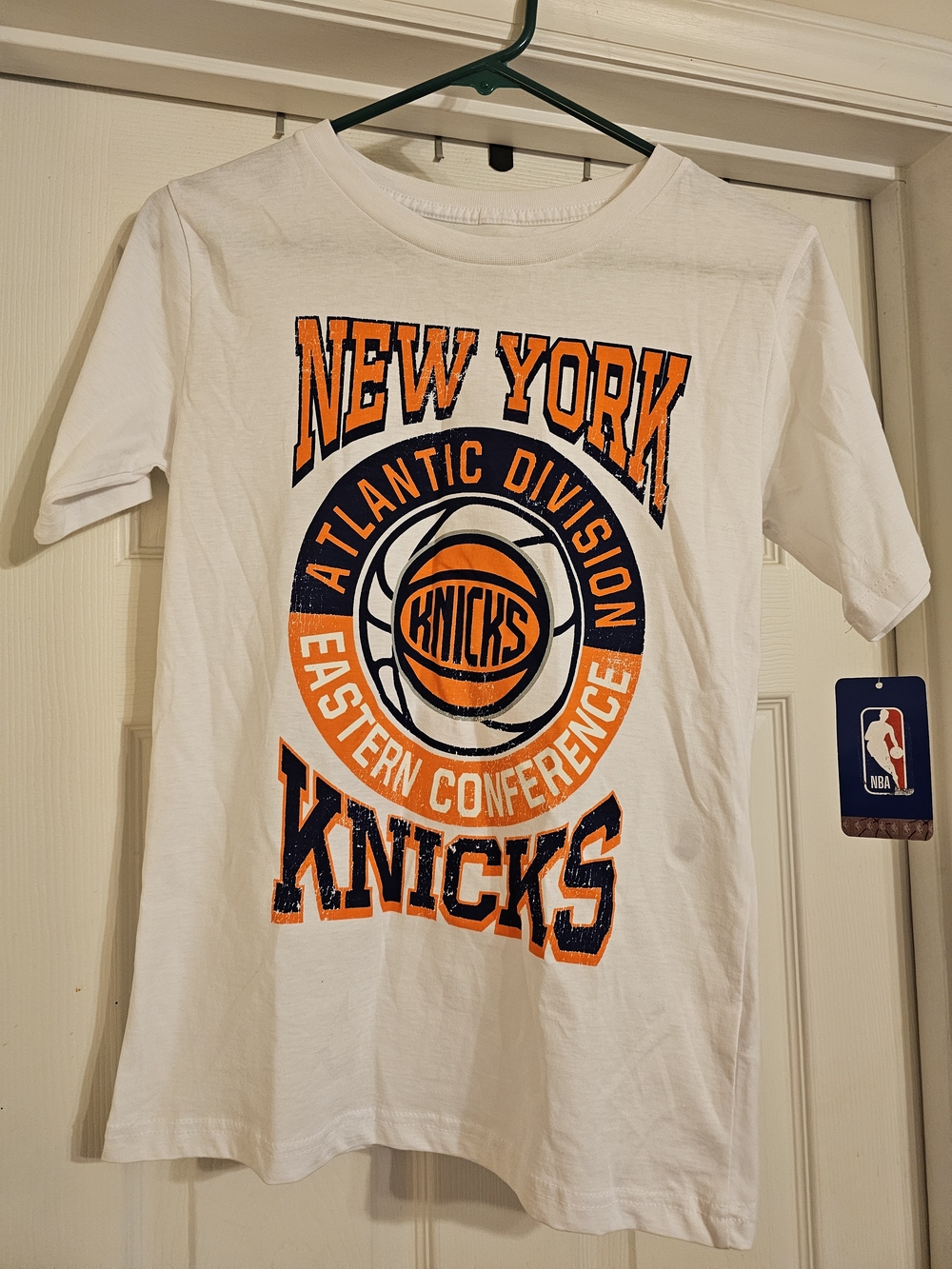 NWT New York Knicks T-Shirt. Size: L 12/14.